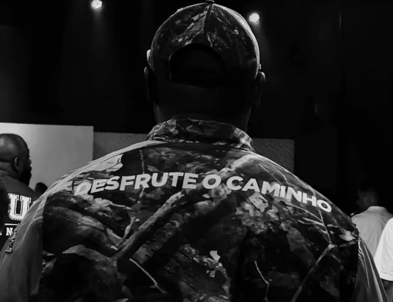 Um legendário de costas, com a frase Desfrute o caminho estampada na jaqueta.