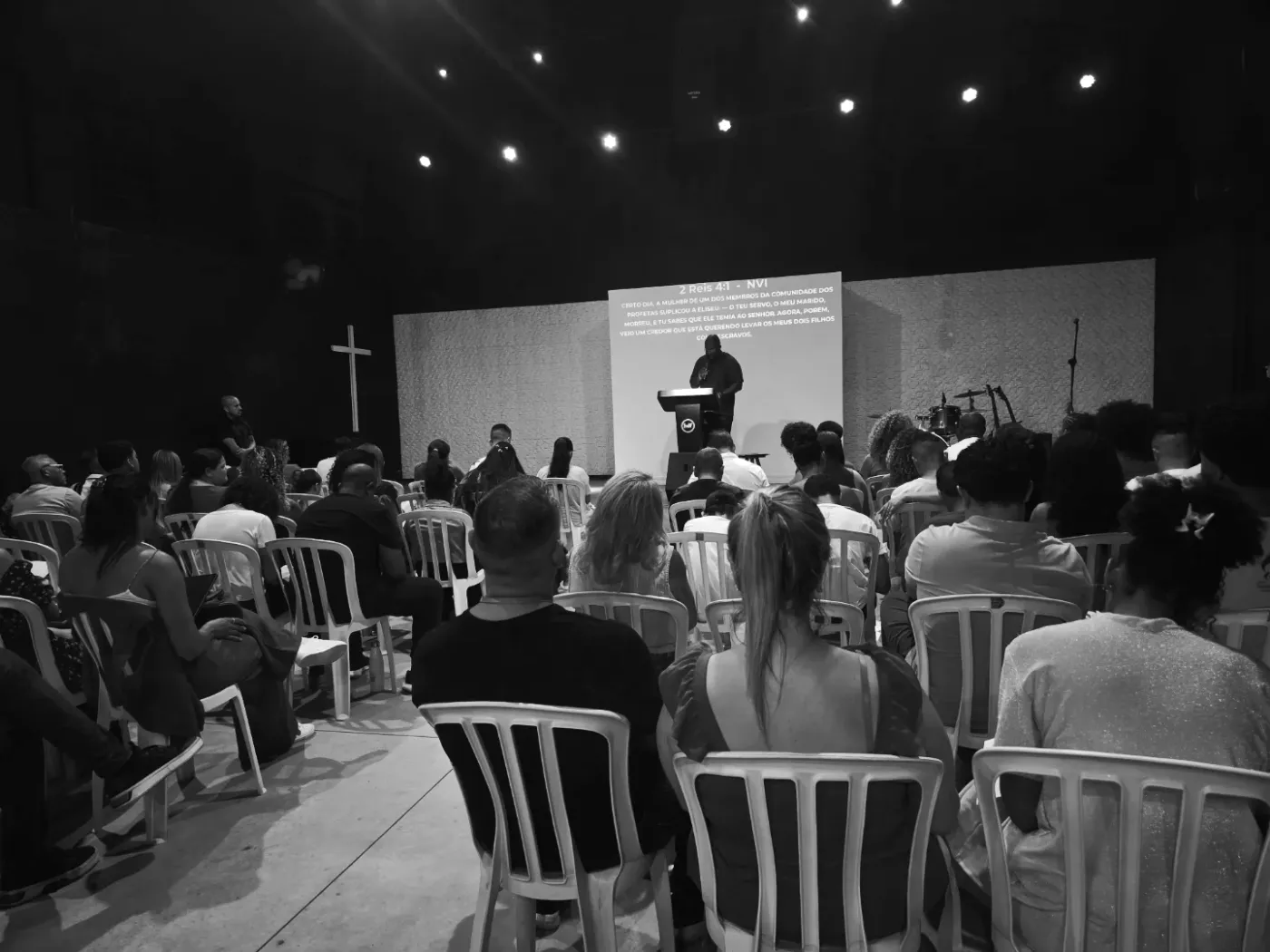 O salão da igreja durante um culto de domingo, com a congregação sentada diante do púlpito.